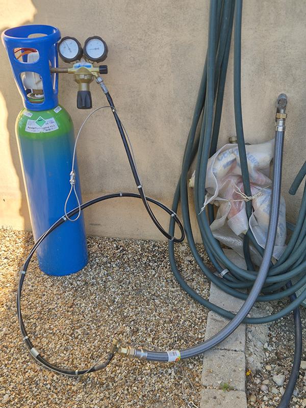 Bombonne de gaz reliée à des tuyaux