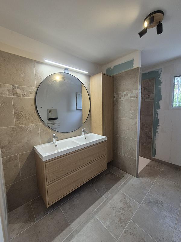 Lavabo suspendu avec miroir rond