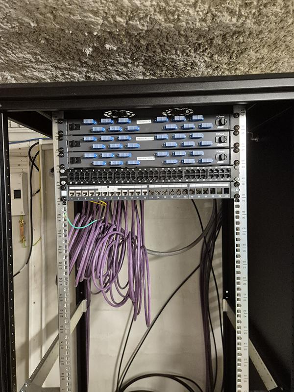 Cables électriques violets sous un rack